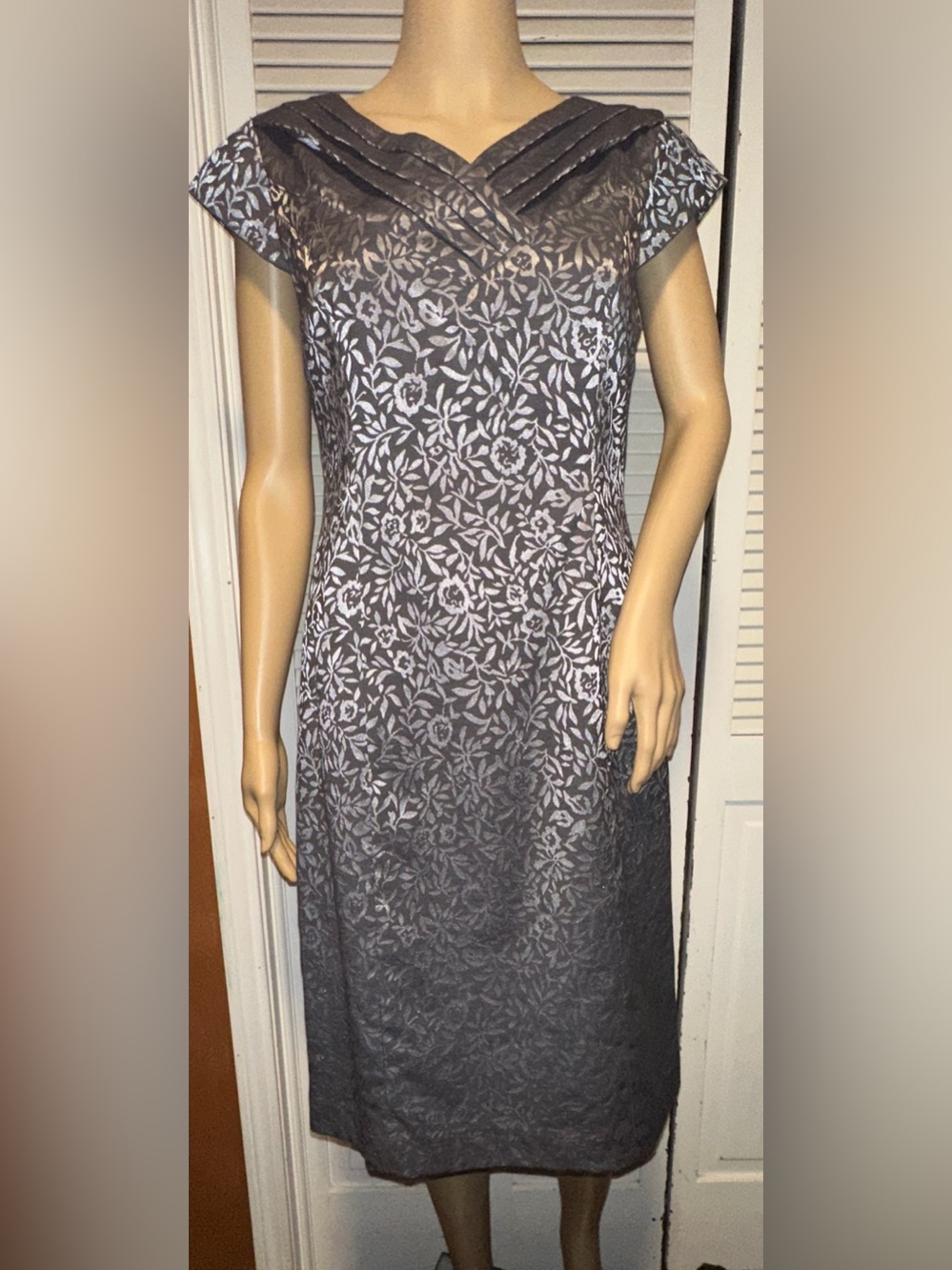 Pendleton Metallic Silver & Gray Floral Damask Cap Sleeve Pleated V-neck Dress 4